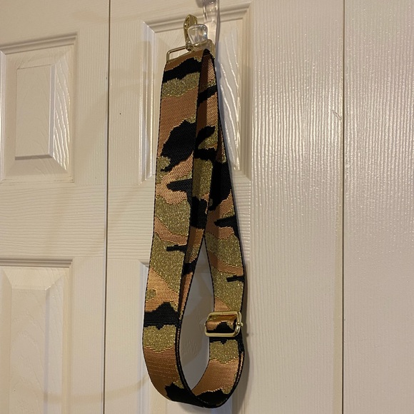 THOMAS & LEE Black and Gold Camouflage Guitar Purse Strap - Picture 5 of 7